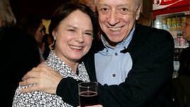 Dögkeselyű premier